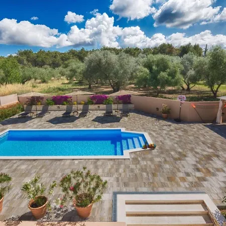 Villa With Pool - Marijana Kožino